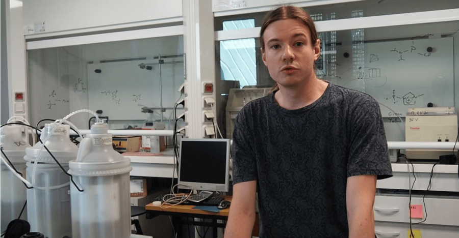 « En plein milieu, le cahier de laboratoire passe en polonais »